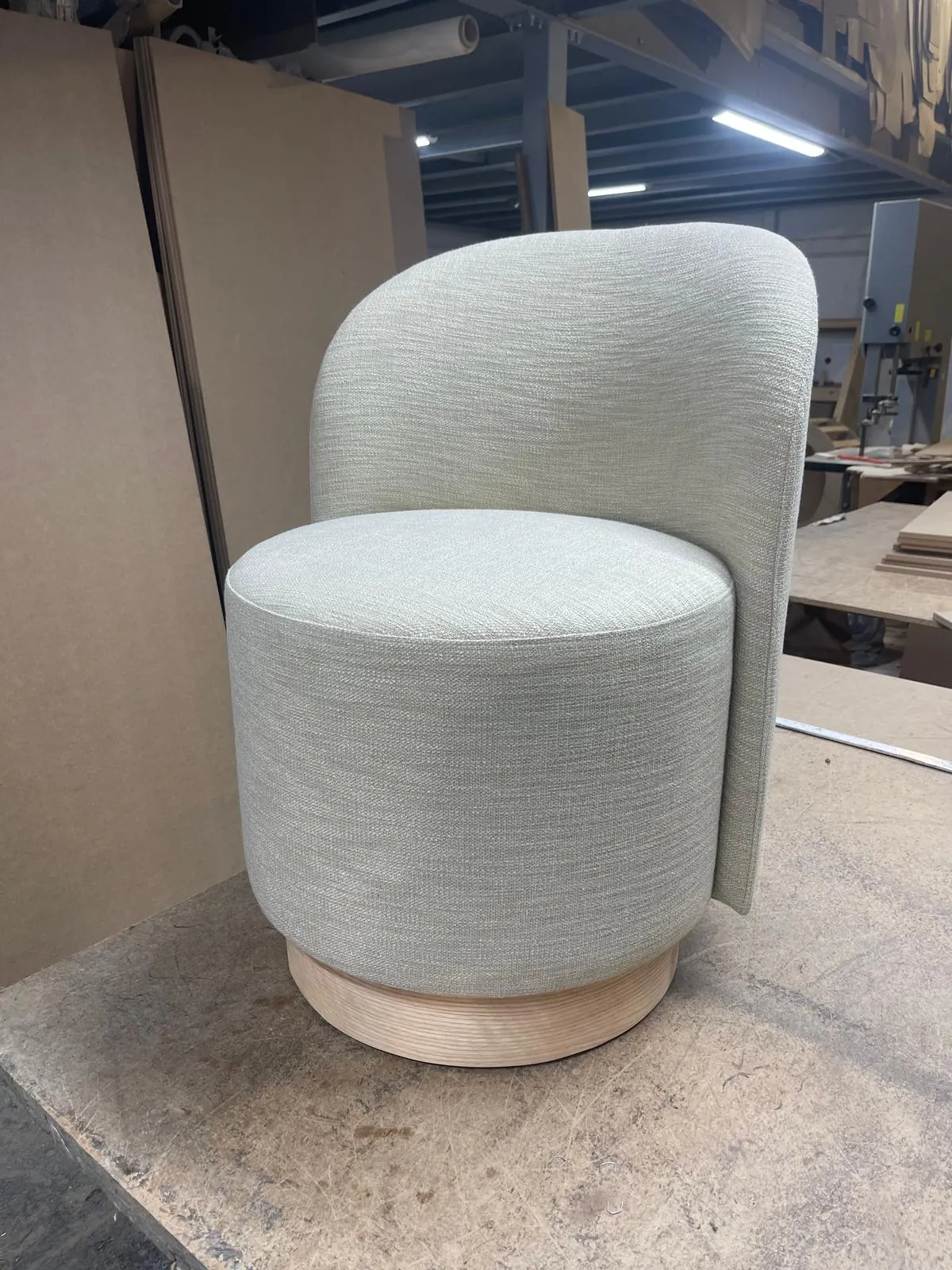 Butaca giratoria tapizada en gris, terminada