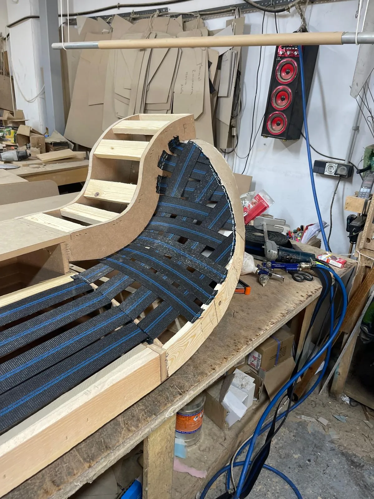 Armazón curvo de madera de un sofá