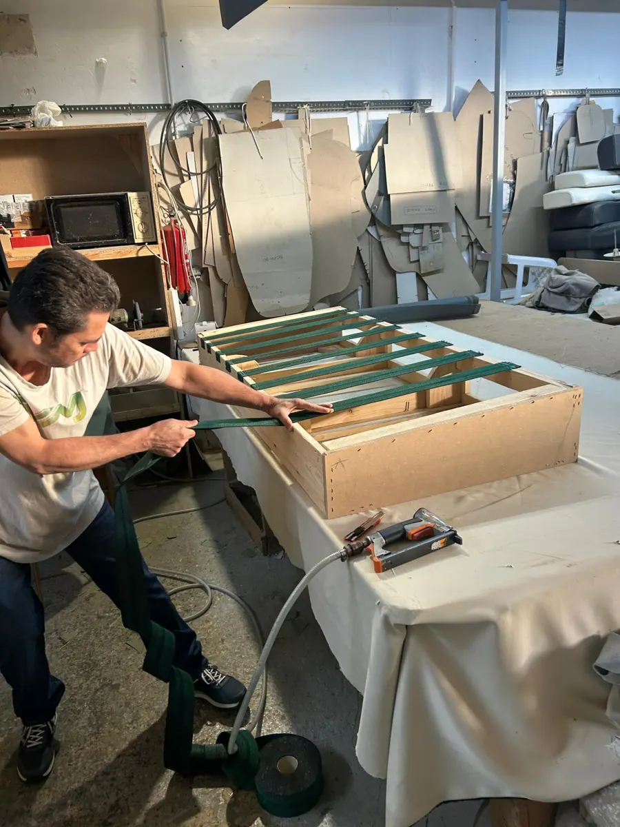 Paso 3: grapado de las cinchas del sofá en el taller